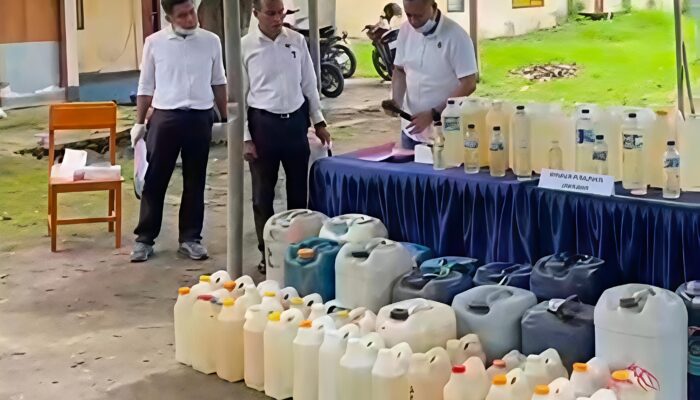 Kapolres Lembata Musnahkan Arak dalam Operasi KRYD