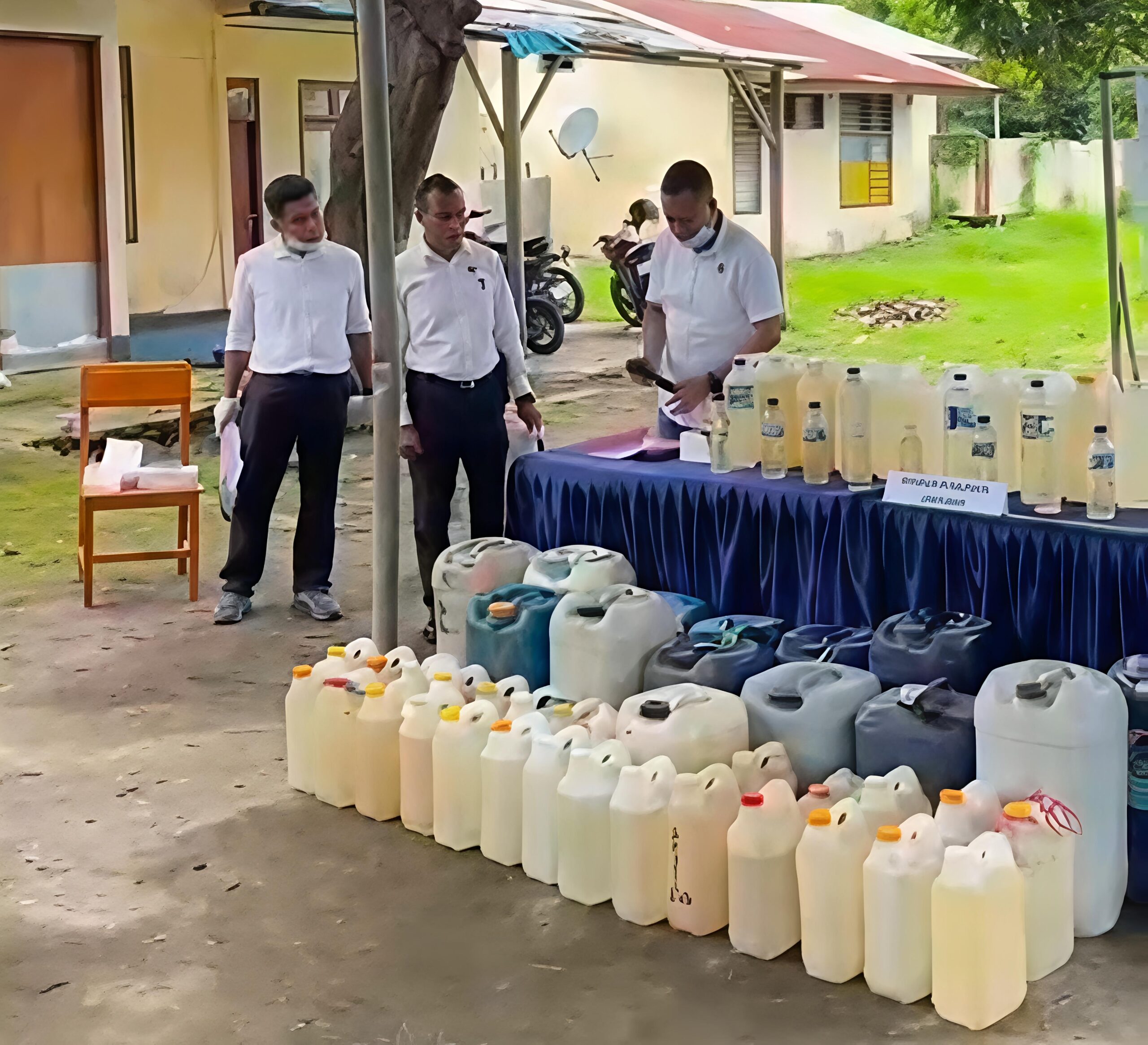 Pemusnahan minuman keras (miras) jenis arak hasil Operasi Kegiatan Rutin Yang Ditingkatkan (KRYD). Foto: Istimewa.