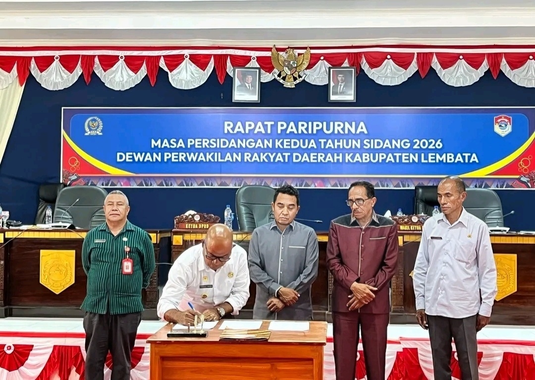Penandatanganan berita acara persetujuan bersama yang berlangsung di Ruang Sidang Utama DPRD Kabupaten Lembata, Jumad (27/03/2026). Foto: Istimewa.
