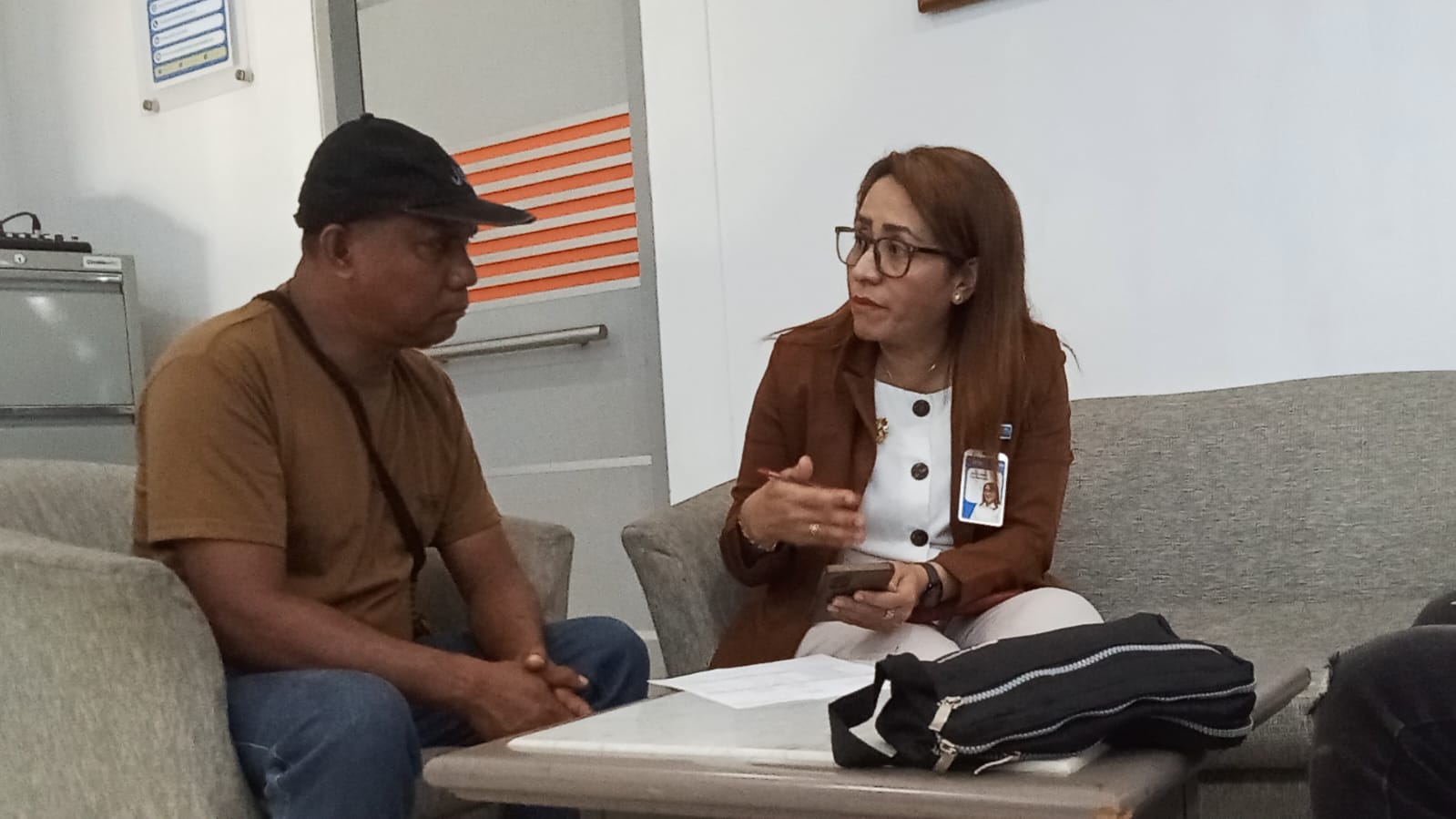 YBK saat menemui salah satu Petugas BRI Larantuka untuk meminta penjelasan terkait berkurangnya saldo miliknya, Senin, 13 April 2026 / Tim Harianwarga.id