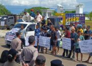 AXEL dan FORMALEN Gelar Aksi Damai Tuntut Perbaikan Dermaga Waijarang di Lembata. (Foto: Harianwarga/ivan).