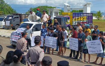AXEL dan FORMALEN Gelar Aksi Damai Tuntut Perbaikan Dermaga Waijarang di Lembata. (Foto: Harianwarga/ivan).