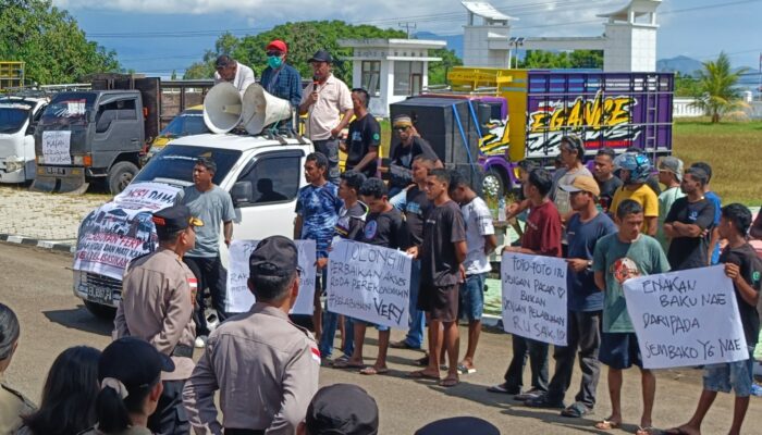 AXEL dan FORMALEN Gelar Aksi Damai Tuntut Perbaikan Dermaga Waijarang di Lembata