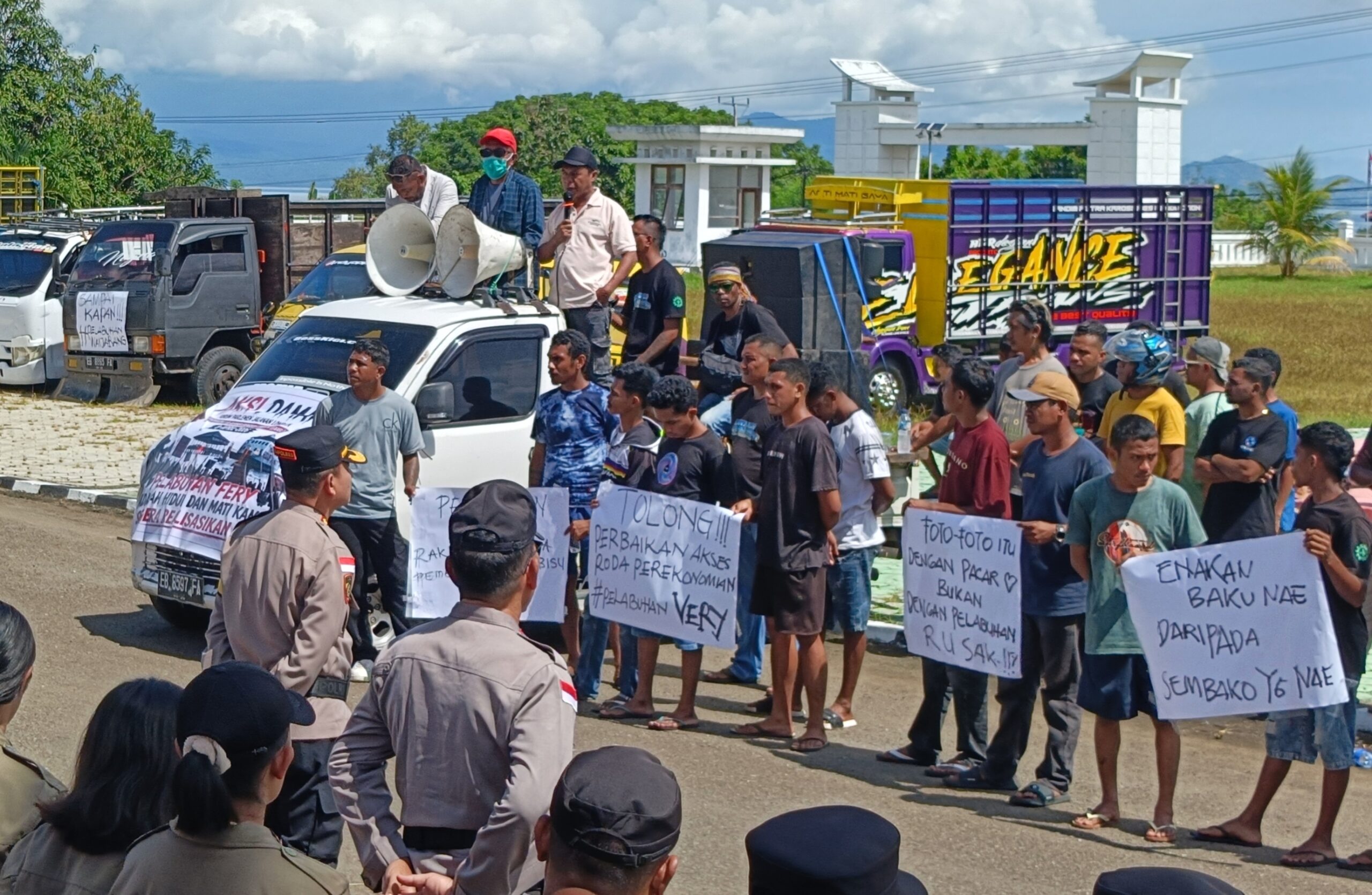 AXEL dan FORMALEN Gelar Aksi Damai Tuntut Perbaikan Dermaga Waijarang di Lembata. (Foto: Harianwarga/ivan).