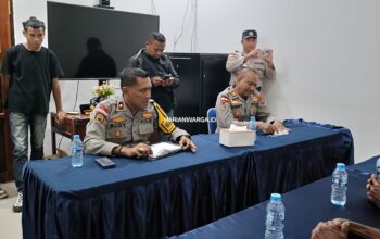 Wakapolres Lembata, Kompol Muhammad Fakhruddin, S.Sos., M.Hum., CIAS, CELM, CPPSDM, usai bertemu perwakilan keluarga. Foto: Harianwarga/Van.