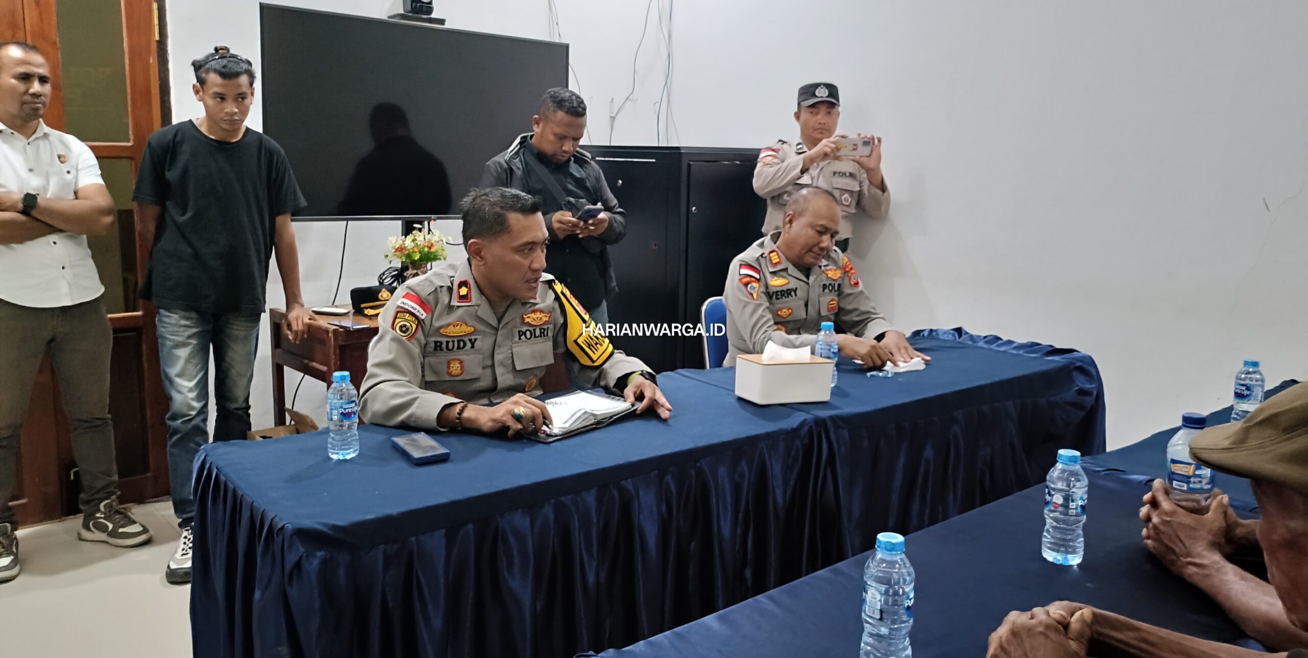 Wakapolres Lembata, Kompol Muhammad Fakhruddin, S.Sos., M.Hum., CIAS, CELM, CPPSDM, usai bertemu perwakilan keluarga. Foto: Harianwarga/Van.