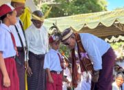 Hardiknas ke-67 di Lembata: Bupati dan Wakil Bupati Serahkan Bantuan Seragam Sekolah, Tegaskan Komitmen Pendidikan dan Kesehatan. Foto: Istimewa.