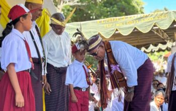 Hardiknas ke-67 di Lembata: Bupati dan Wakil Bupati Serahkan Bantuan Seragam Sekolah, Tegaskan Komitmen Pendidikan dan Kesehatan. Foto: Istimewa.
