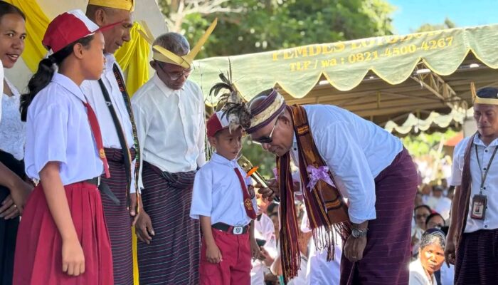 Hardiknas ke-67 di Lembata: Bupati dan Wakil Bupati Serahkan Bantuan Seragam Sekolah, Tegaskan Komitmen Pendidikan dan Kesehatan