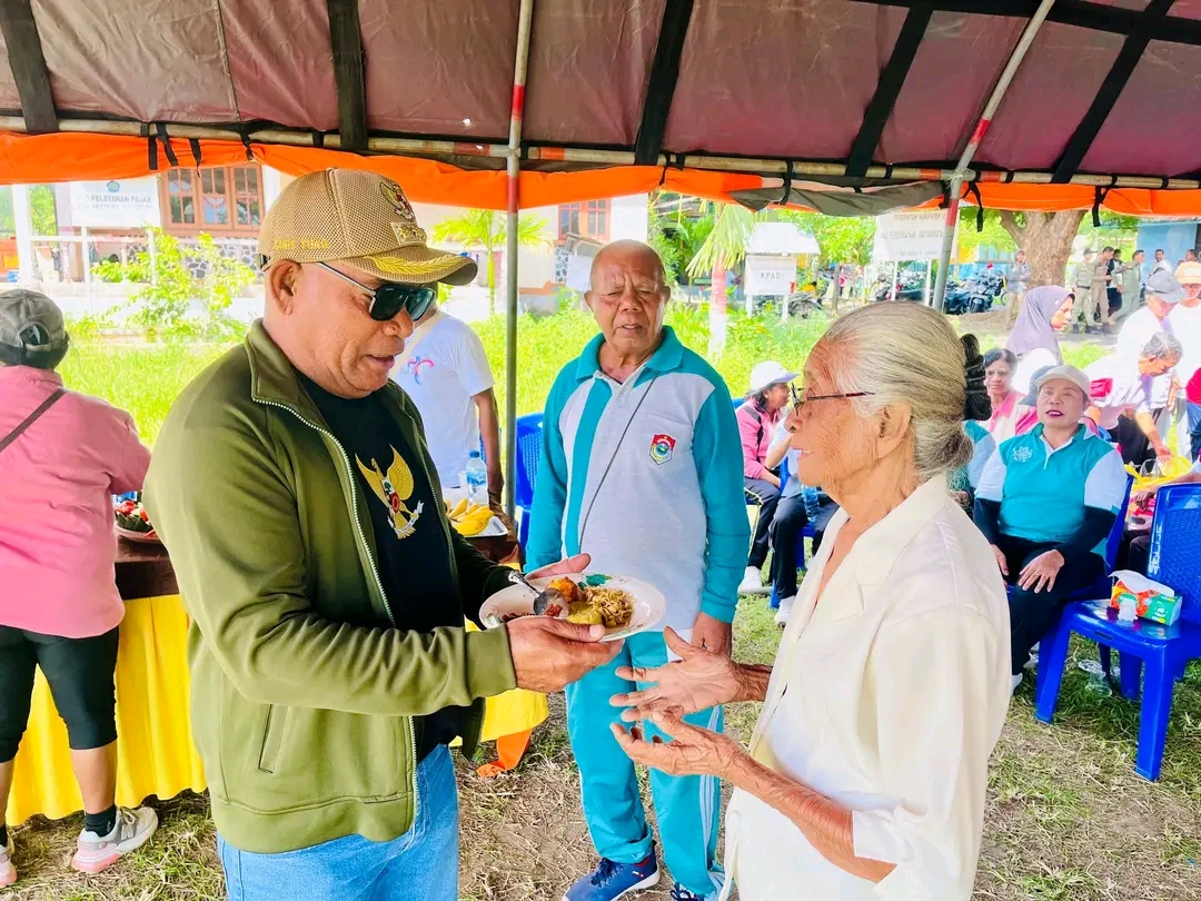 Bupati Lembata Berbaur Bersama Lansia di HLUN ke-30, Suasana Penuh Kekeluargaan. Foto: Istimewa.