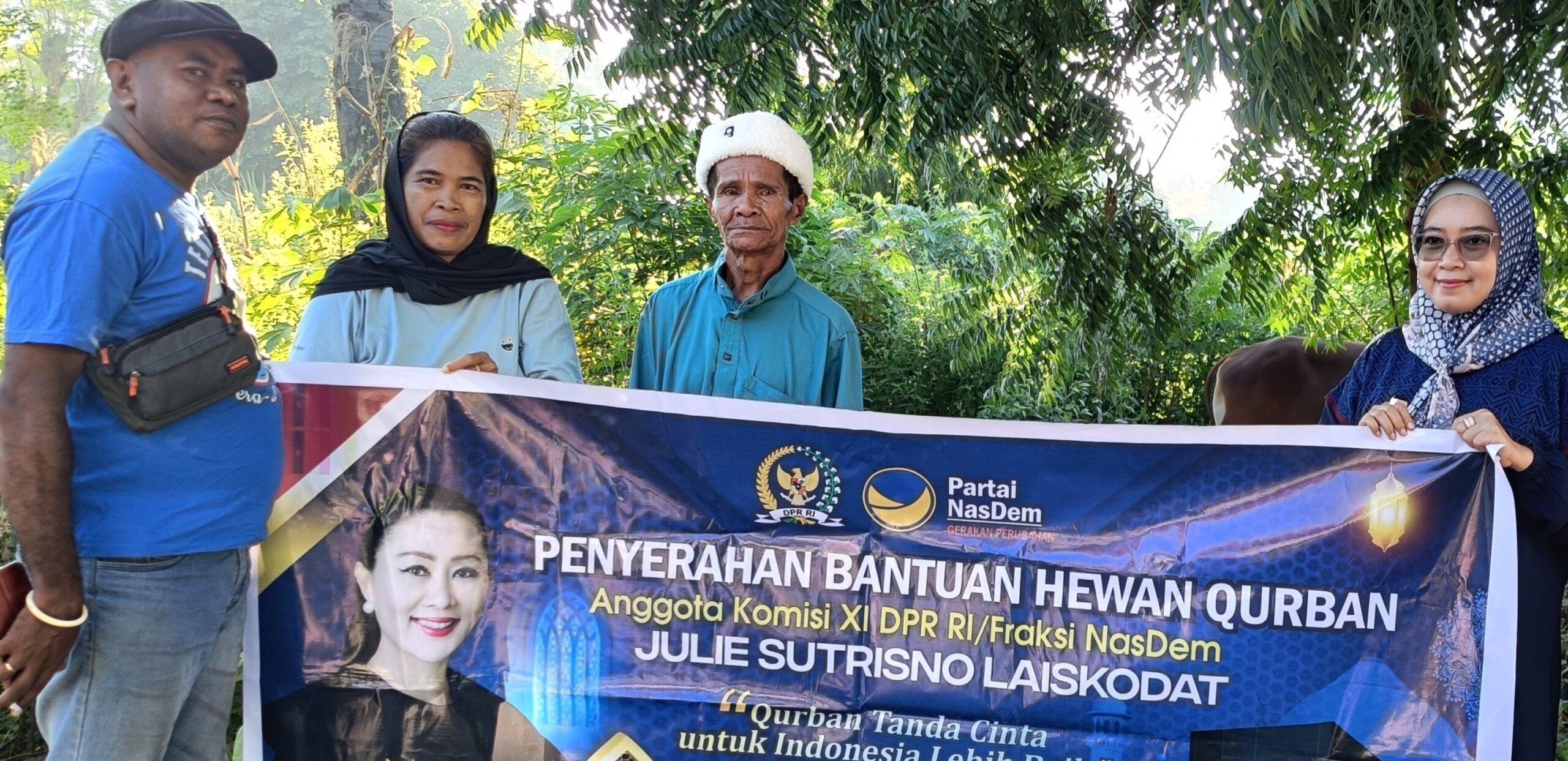 Fraksi NasDem Salurkan Sapi Kurban di Lembata, Julie Sutrisno Laiskodat Tekankan Solidaritas Sosial. Foto: Harian Warga.