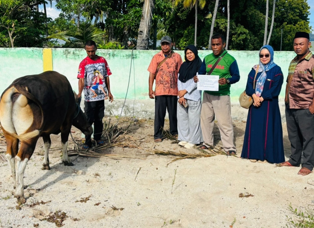 Ketua PC Fatayat NU Lembata, Yuni Damayanti SE, Salurkan Hewan Kurban Idul Adha 1447 H. Foto: Istimewa.