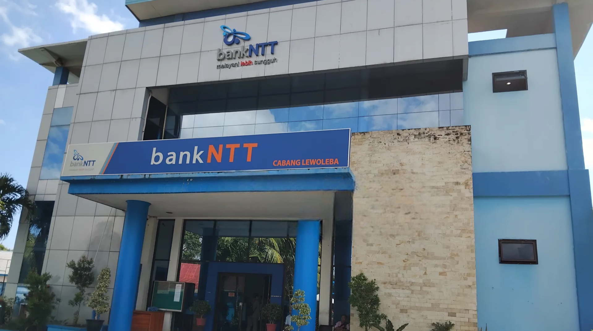 Kantor Bank NTT Cabang Lewoleba. Foto: Istimewa.