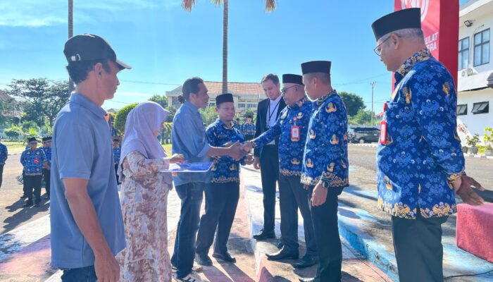 Pemkab Lembata Resmi Salurkan E-Kusuka, Nelayan Kini Punya Identitas Digital Sekaligus Kartu Perbankan