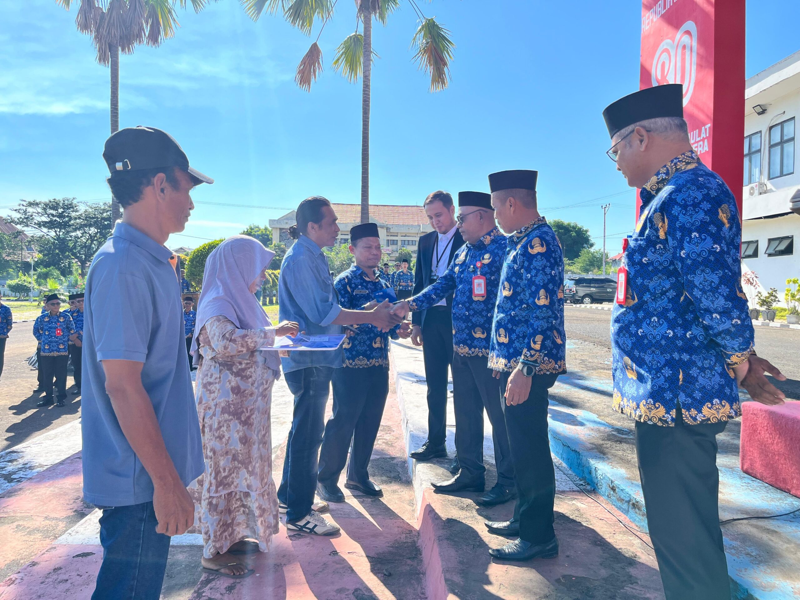 Pemkab Lembata Resmi Salurkan E-Kusuka, Nelayan Kini Punya Identitas Digital Sekaligus Kartu Perbankan. Foto: Istimewa.