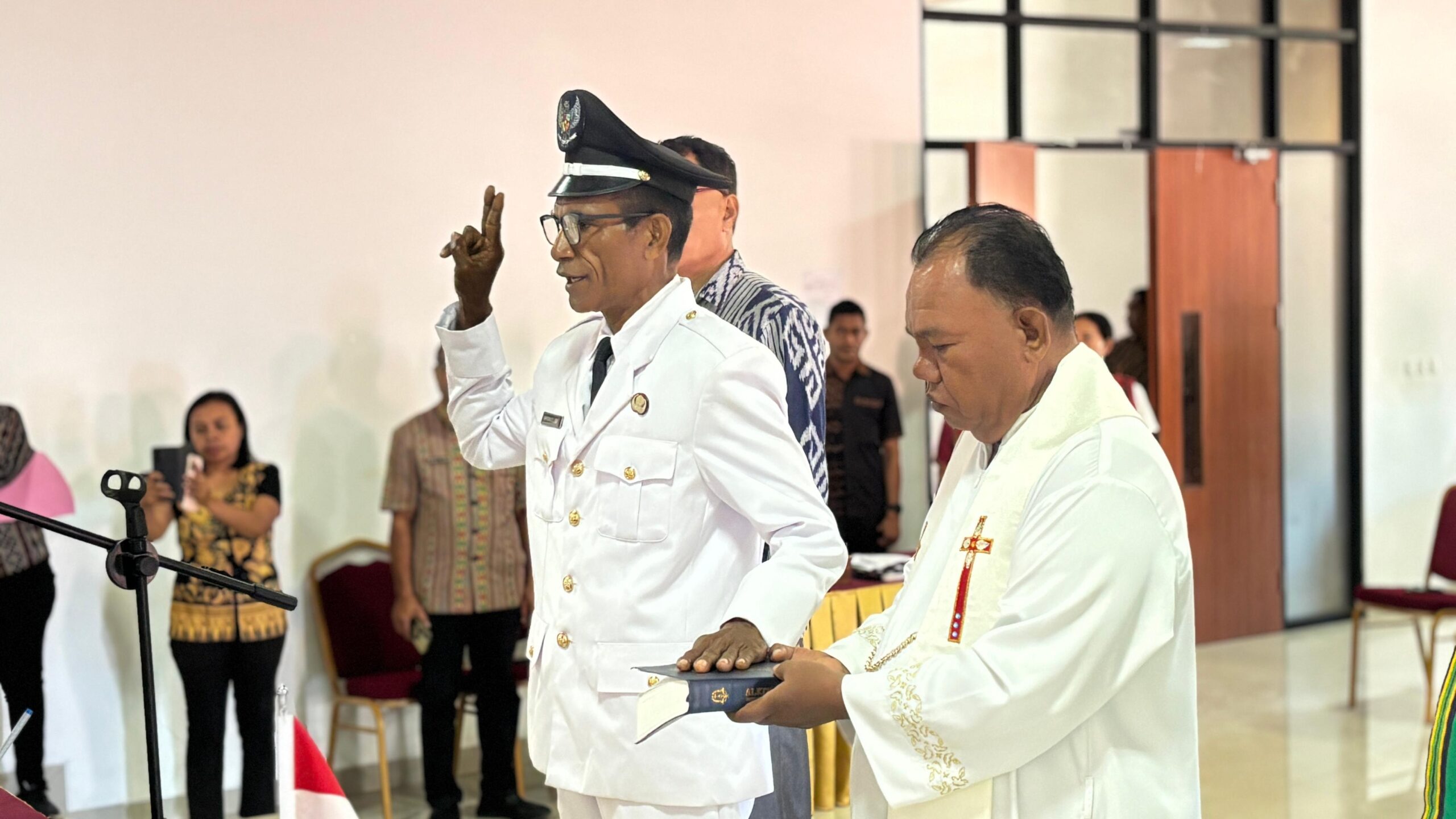Siprianus Labi Resmi Dilantik Jadi Penjabat Kepala Desa Laranwutun, Bupati Lembata Tekankan Pelayanan Publik. Foto: Istimewa.