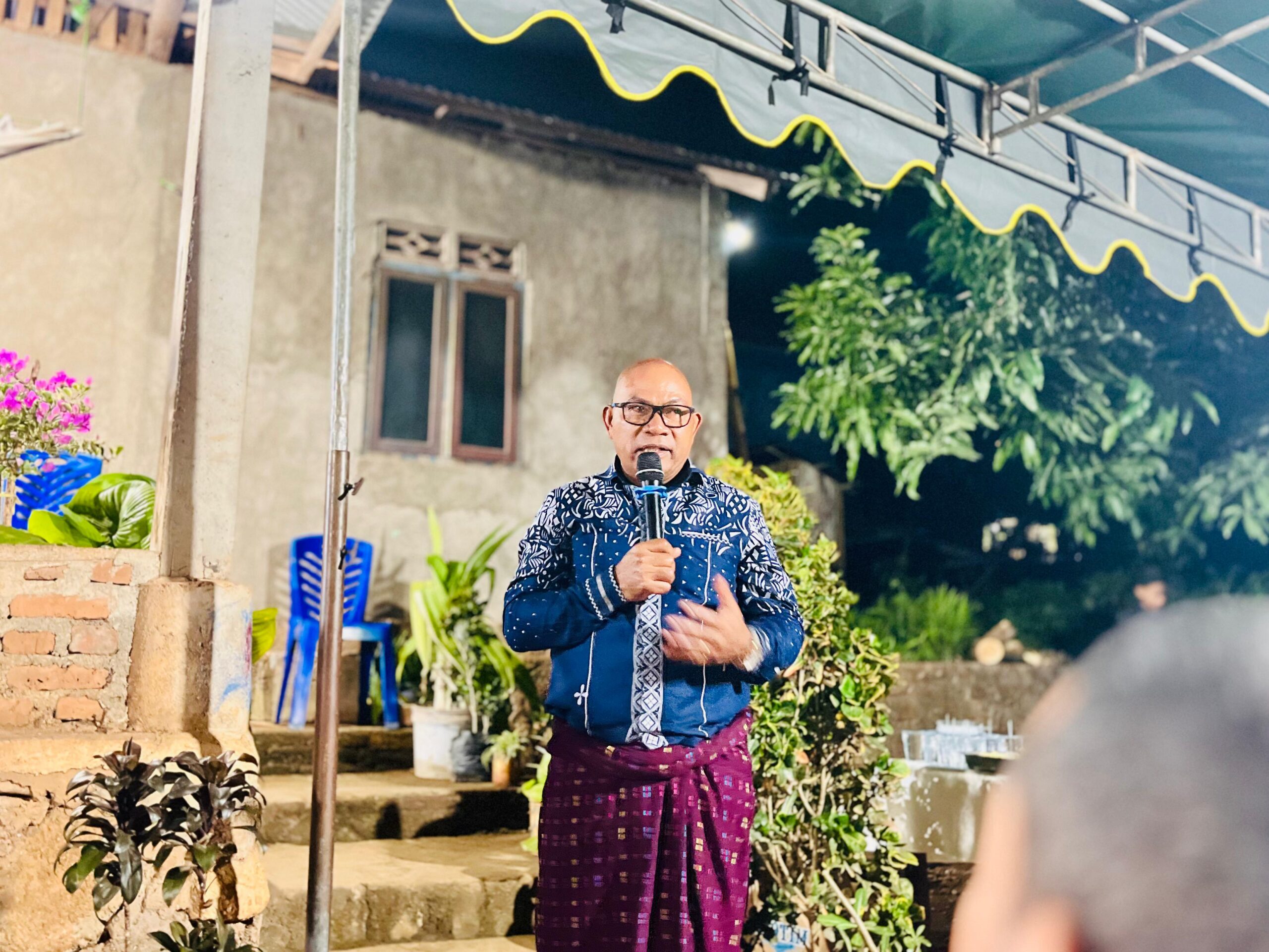 Bupati Lembata P. Kanisius Tuaq Apresiasi Bank Sampah Cahaya Agate Waikomo: Dari yang Kotor Menjadi Bersih. Foto: Istimewa.