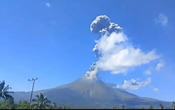 Gunung Lewotobi Laki-Laki Kembali Erupsi, Kolom Abu Capai 2500 Meter