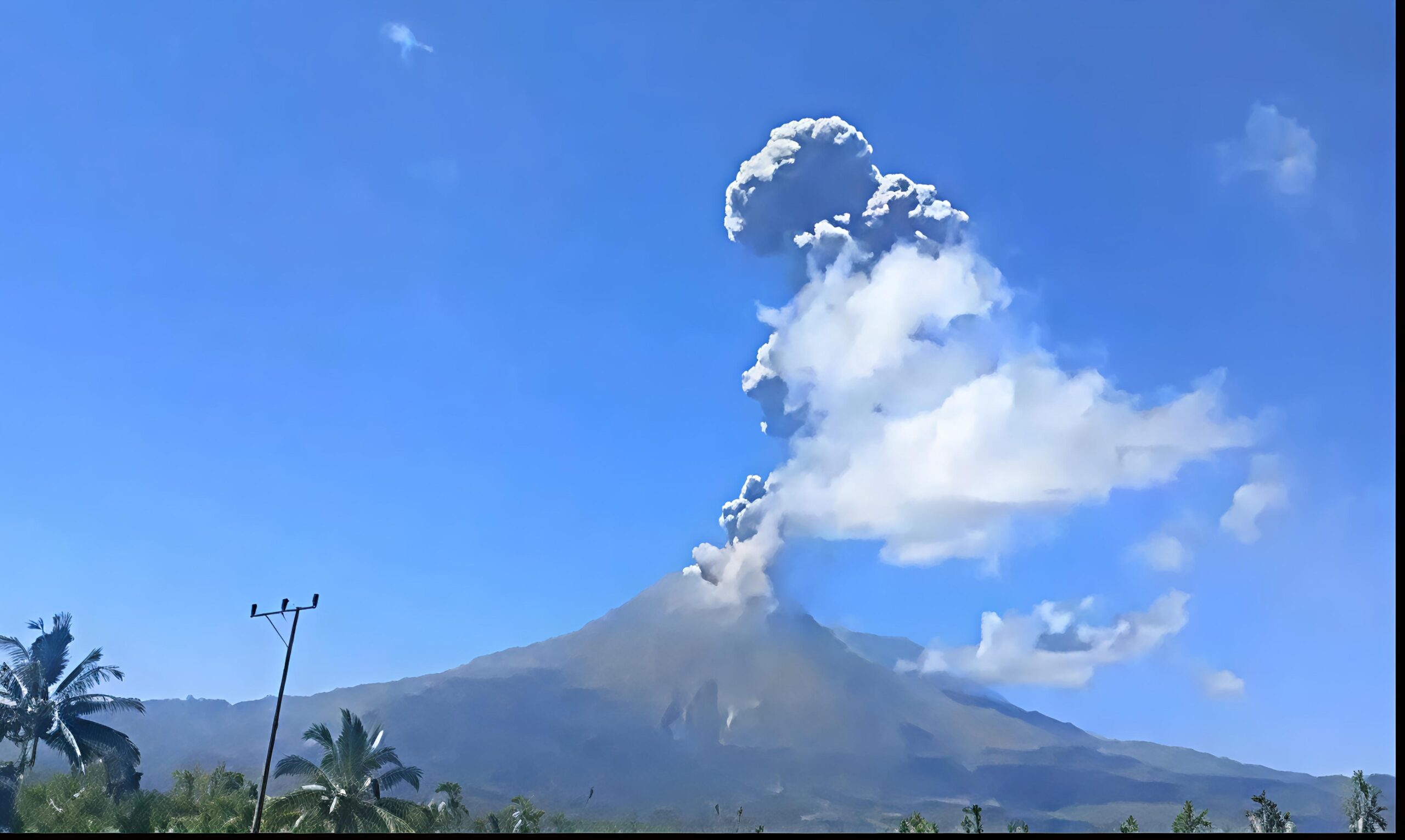 Gunung Lewotobi Laki-Laki di Kabupaten Flores Timur, Nusa Tenggara Timur (NTT), kembali mengalami erupsi pada Jumat (05/06/2026) pukul 11.15 WITA. (Foto: PVMBG/Istimewa).