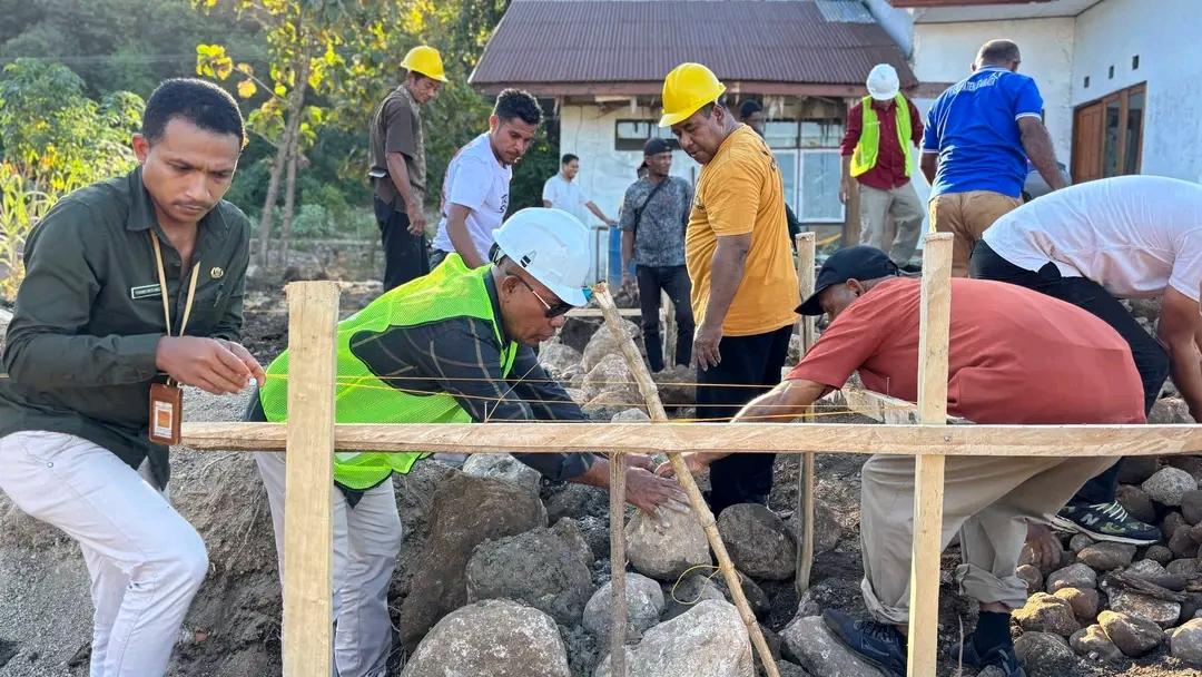 Bupati Lembata Letakkan Batu Pertama Pembangunan TK Lesu Mani di Desa Nilanapo. Foto: Istimewa.