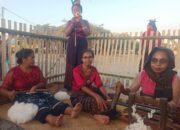 Keunikan Sarung Adat Ile Ape Proses 3 Tahun Hargai Rp25 Juta, Memukau Pengunjung Festival Lamaholot. Foto: Istimewa.