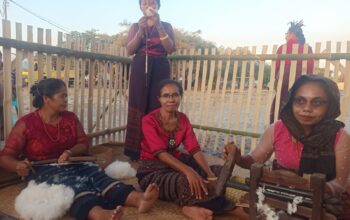 Keunikan Sarung Adat Ile Ape Proses 3 Tahun Hargai Rp25 Juta, Memukau Pengunjung Festival Lamaholot