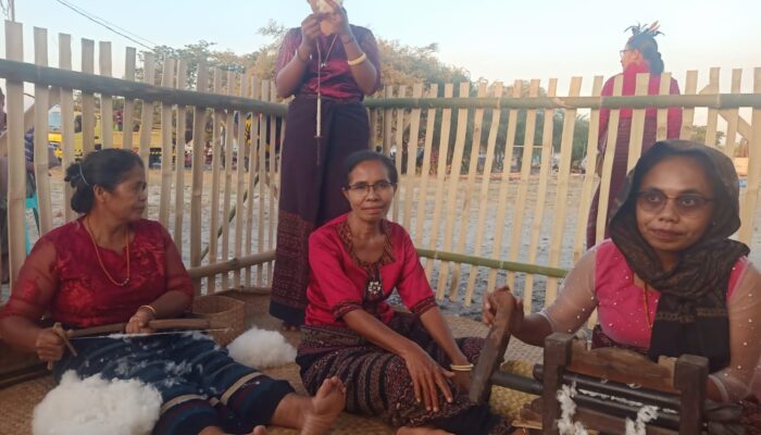 Keunikan Sarung Adat Ile Ape Proses 3 Tahun Hargai Rp25 Juta, Memukau Pengunjung Festival Lamaholot