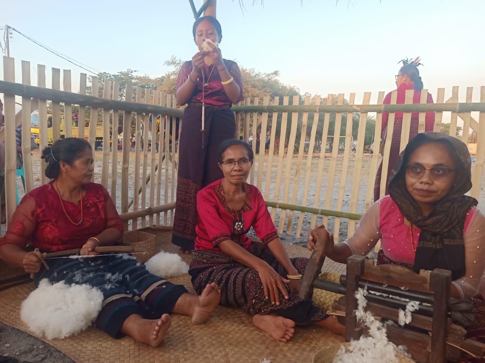 Keunikan Sarung Adat Ile Ape Proses 3 Tahun Hargai Rp25 Juta, Memukau Pengunjung Festival Lamaholot. Foto: Istimewa.