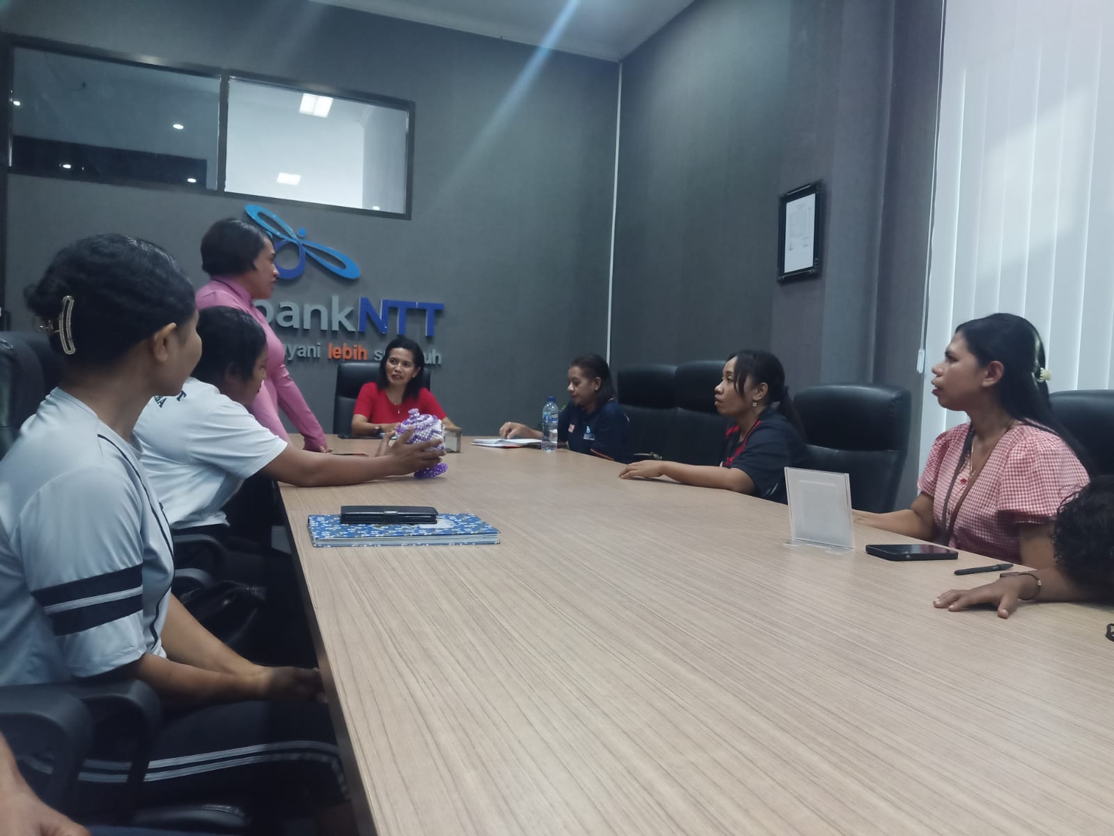 Perwabantt Lewoleba Dorong Literasi Keuangan Digital Lewat Sosialisasi QRIS Bank NTT. Foto: Istimewa.
