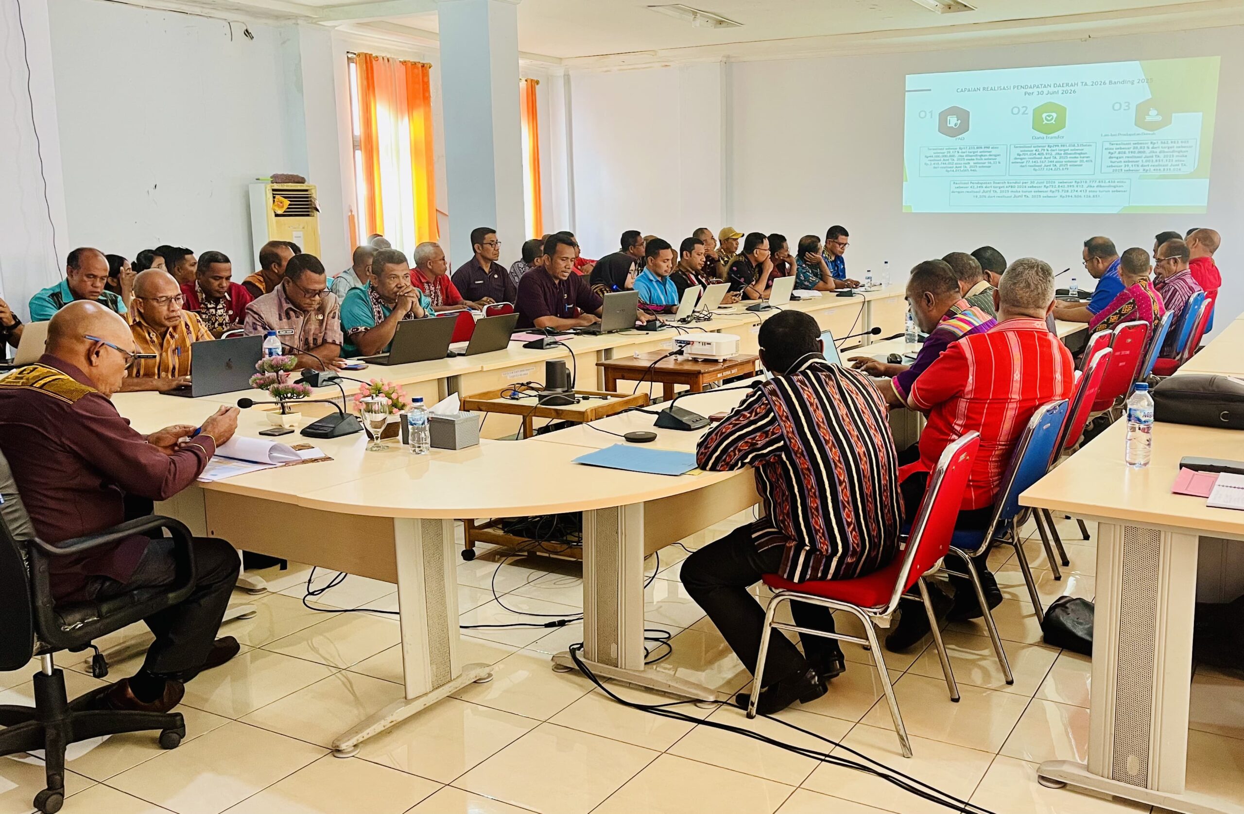 Bupati Lembata P. Kanisius Tuaq Pimpin Rapat Evaluasi APBD dan Program Strategis 2026. Foto: Istimewa.