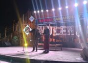 Kepala Dinas Pariwisata dan Ekonomi Kreatif, Yakobus Andreas Wuwur membacakan sambutan Bupati Lembata, Petrus Kanisius Tuaq di malam penutupan Festival Lamaholot 2026. Foto: Istimewa.