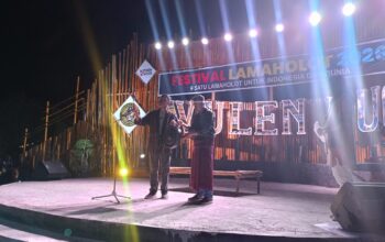 Kepala Dinas Pariwisata dan Ekonomi Kreatif, Yakobus Andreas Wuwur membacakan sambutan Bupati Lembata, Petrus Kanisius Tuaq di malam penutupan Festival Lamaholot 2026. Foto: Istimewa.