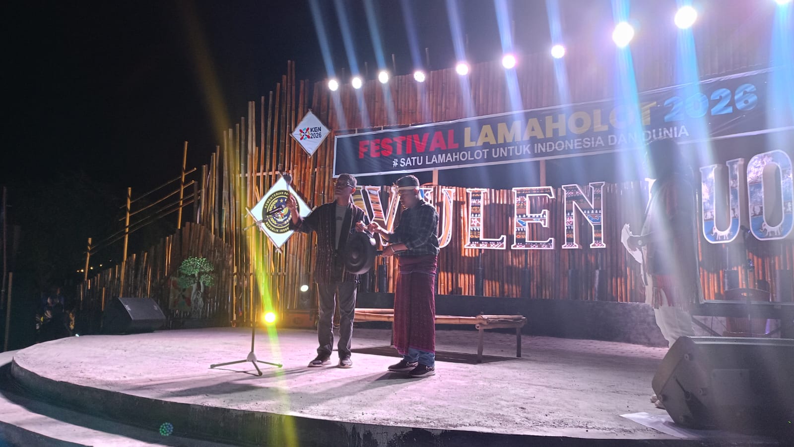 Kepala Dinas Pariwisata dan Ekonomi Kreatif, Yakobus Andreas Wuwur membacakan sambutan Bupati Lembata, Petrus Kanisius Tuaq di malam penutupan Festival Lamaholot 2026. Foto: Istimewa.