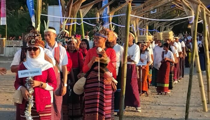 Festival Internasional Lamaholot 2026 Resmi Dibuka, Ribuan Warga Padati Kota Lewoleba