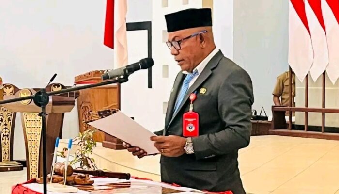 Bupati Lembata P. Kanisius Tuaq Lantik 13 Kepala Sekolah dan 42 Pejabat Fungsional