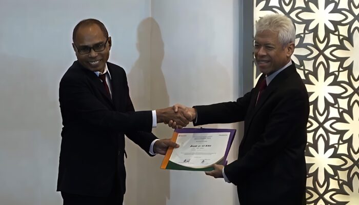 Dosen UPH Alexander Aur Raih Gelar Doktor dengan Disertasi Konservasi Integratif Paus Berbasis Kosmologi Lamalera