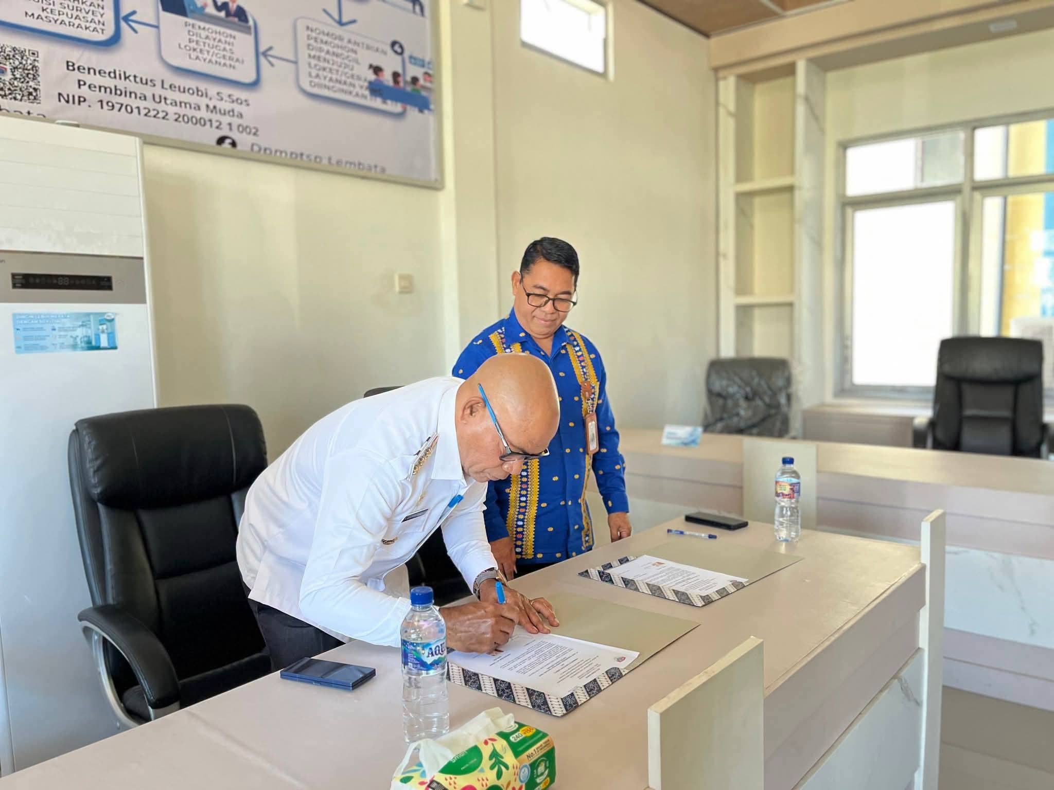 Penandatanganan Nota Kesepahaman (MoU) antara Pemkab Lembata dan PT Bank Pembangunan Daerah Nusa Tenggara Timur (Bank NTT) Cabang Lewoleba terkait penyelenggaraan layanan publik di Mal Pelayanan Publik Kabupaten Lembata, Rabu (05/08/2026). Foto: Istimewa.