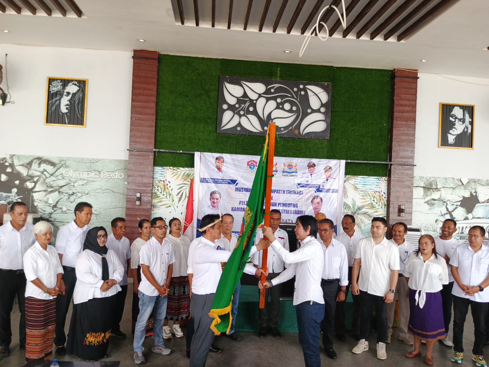Ketua Umum KADIN NTT Bobby Lianto Lantik Badan Pengurus KADIN Lembata. Foto: Istimewa.