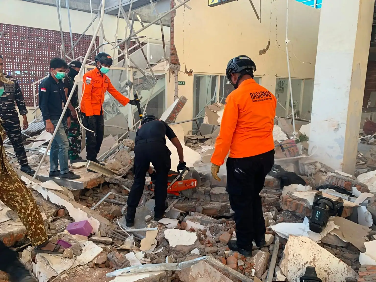 Keterangan Foto: Reruntuhan Bangunan Akibat Gempa. Foto: Istimewa.