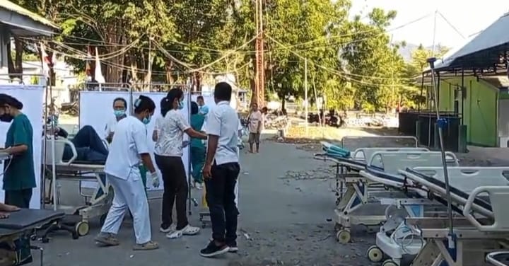 Keterangan Foto: Petugas Kesehatan RS TC Hillers saat melakukan evakuasi pasien ke luar ruangan akibat gempa, Sabtu (15/08/2026)/Foto: Istimewa.
