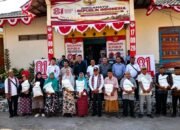 Keterengan Foto: Bupati Lembata Serahkan Bantuan Mesin Nelayan dan Beras di Desa Kalikur. Foto: Istimewa.