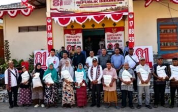 Keterengan Foto: Bupati Lembata Serahkan Bantuan Mesin Nelayan dan Beras di Desa Kalikur. Foto: Istimewa.