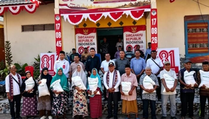 Bupati Lembata Serahkan Bantuan Mesin Nelayan dan Beras di Desa Kalikur