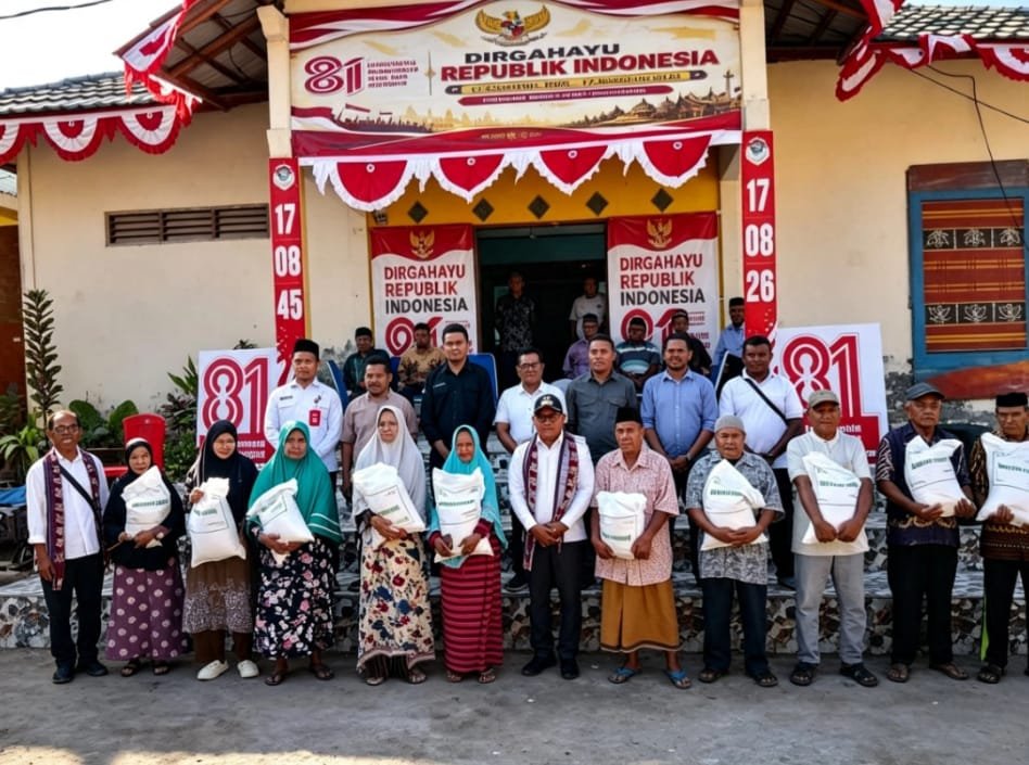 Keterengan Foto: Bupati Lembata Serahkan Bantuan Mesin Nelayan dan Beras di Desa Kalikur. Foto: Istimewa.