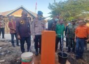 Bupati Lembata P. Kanisius Tuaq bersama Wakil Bupati H. Muhamad Nasir meresmikan pemakaian sumur bor di Desa Tagawiti. Foto: Istimewa.