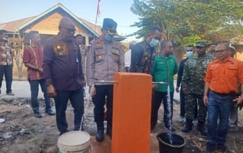 Bupati Lembata P. Kanisius Tuaq bersama Wakil Bupati H. Muhamad Nasir meresmikan pemakaian sumur bor di Desa Tagawiti. Foto: Istimewa.
