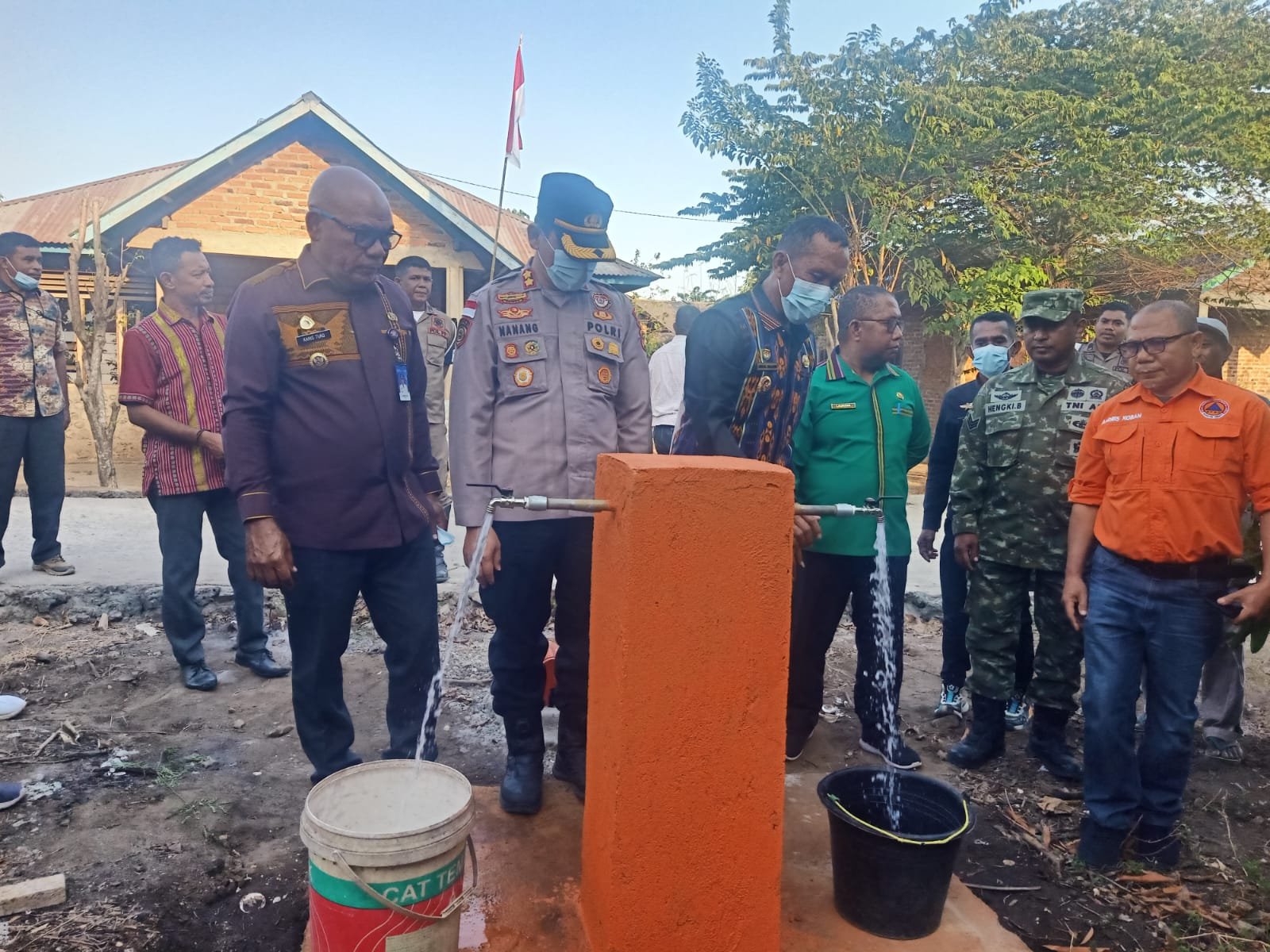Bupati Lembata P. Kanisius Tuaq bersama Wakil Bupati H. Muhamad Nasir meresmikan pemakaian sumur bor di Desa Tagawiti. Foto: Istimewa.