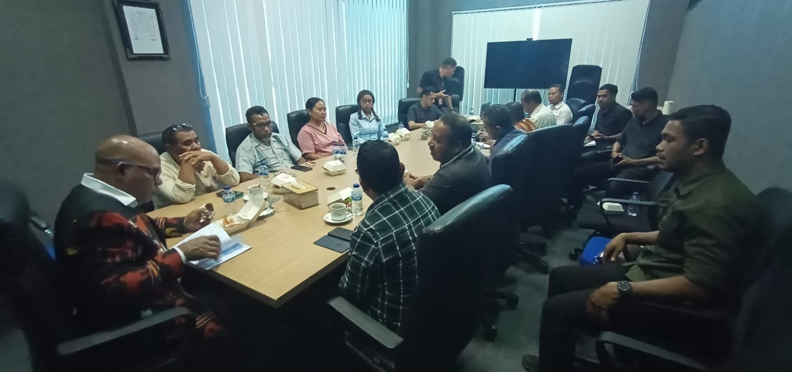 Bupati Lembata P. Kanisius Tuaq Pimpin Pertemuan Strategis dengan Bank NTT. Foto: Istimewa.