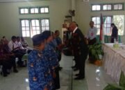 Bupati bersama Wakil Bupati H. Muhamad Nasir menyerahkan SK kepada enam perwakilan penerima. Foto: Istimewa.