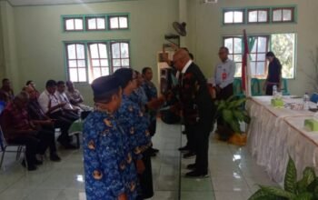 Bupati bersama Wakil Bupati H. Muhamad Nasir menyerahkan SK kepada enam perwakilan penerima. Foto: Istimewa.